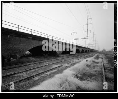 - Améliorations Pennsylvania Railroad, brique Arch Viaduc, Liberty Street à Baltimore and Ohio Railroad, Wilmington, New Castle Comté, DE ; Anglais : en regardant vers le sud le long du viaduc ferroviaire de Wilmington au passage supérieur de la rue Beech. Le photographe se trouve dans la gare abandonnée de la Wilmington et Northern Railroad's Maryland Avenue Direction générale. Banque D'Images