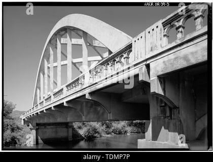 Vue en perspective sous le pont - Wilson River Bridge, enjambe la rivière Wilson à la U.S. Route 101, Dallas, Dallas Comté, ou Banque D'Images