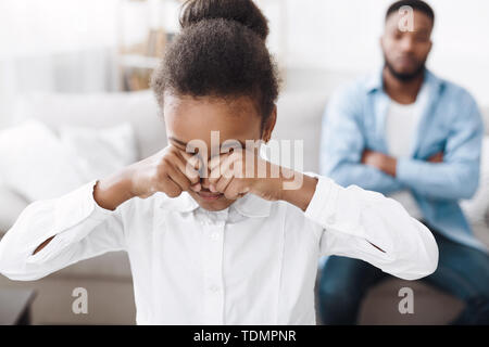 Petite fille pleurer après disputes avec papa Banque D'Images