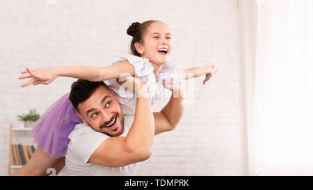 Petite fille et son jeune et beau père battant comme avion Banque D'Images