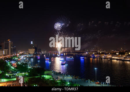 Dubaï, Émirats Arabes Unis - 4 juin 2019 : feu d'artifice sur Dubaï Creek à Deira pour célébrer la fin du Ramadan À DUBAÏ, ÉMIRATS ARABES UNIS Banque D'Images