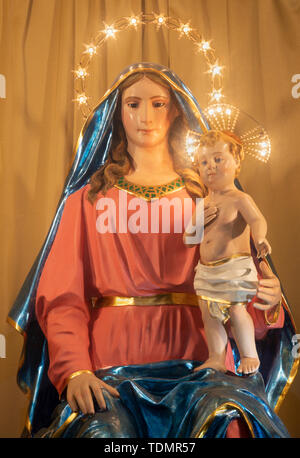 Catane, Italie - 7 avril 2018 : La statue sculptée de Madonna (Madonna del Parto) à l'église Chiesa di San Agostino par Leonardo Bracci (1820). Banque D'Images