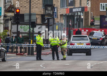 Huit camions de pompiers et d'environ 60 pompiers de s'occuper d'un feu dans un bloc d'appartements sur Hatton Road, Alperton. L'incendie a touché un balcon sur le treizième étage dans le bloc d'appartements de 13 étages. Avec : Atmosphère, voir Où : London, Royaume-Uni Quand : 17 mai 2019 Credit : Wheatley/WENN Banque D'Images