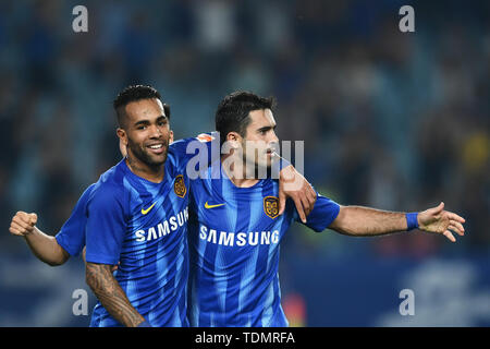 Joueur de football Italian-Brazilian Citadin Martins Eder, simplement connu sous le nom de Eder, droite, de Jiangsu Suning célèbre avec joueur de football brésilien Alex Teixeira après avoir marqué contre Pékin Renhe dans leur 13e match au cours de l'Association de football chinoise 2019 Super League (CSL) dans la ville de Nanjing, Jiangsu province de Chine orientale, le 16 juin 2019. Shanghai Suning défait Beijing Renhe 4-1. Banque D'Images