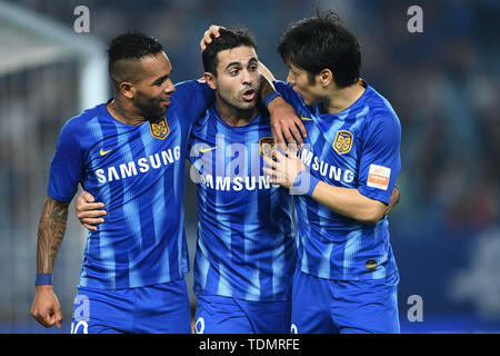Joueur de football Italian-Brazilian Citadin Martins Eder, simplement connu sous le nom de Eder, centre, de Jiangsu Suning célèbre avec joueur de football brésilien Alex Teixeira, gauche, après avoir marqué contre Pékin Renhe dans leur 13e match au cours de l'Association de football chinoise 2019 Super League (CSL) dans la ville de Nanjing, Jiangsu province de Chine orientale, le 16 juin 2019. Shanghai Suning défait Beijing Renhe 4-1. Banque D'Images
