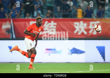 Joueur de football sénégalais Makhete Diop de Pékin Renhe coups la balle contre Shanghai Suning dans leur 13e match au cours de l'Association de football chinoise 2019 Super League (CSL) dans la ville de Nanjing, Jiangsu province de Chine orientale, le 16 juin 2019. Shanghai Suning défait Beijing Renhe 4-1. Banque D'Images