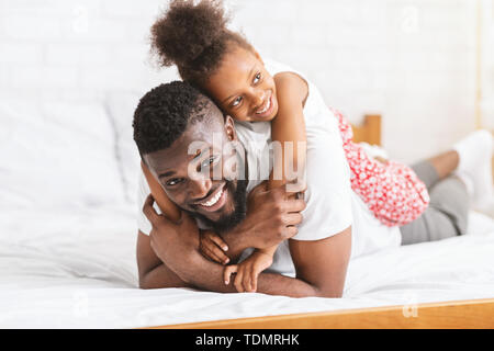 African American man embracing avec sa petite fille Banque D'Images