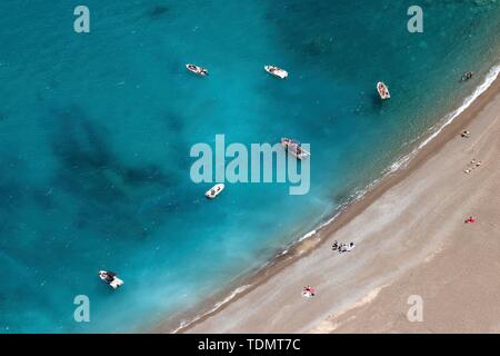 Vue sur la plage Platja des Coll Baix, l'eau bleu turquoise, l'ancrage des bateaux, près de la péninsule de Alcudia, Majorque, Iles Baléares, Espagne Banque D'Images