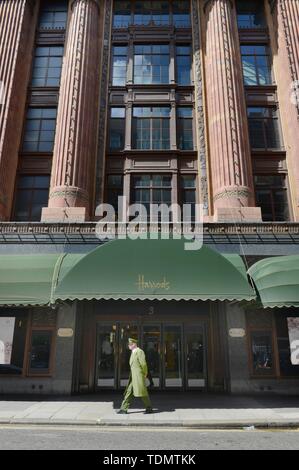 Porter en avant du grand magasin Harrods, Londres, Angleterre, Grande-Bretagne Banque D'Images