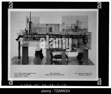 Photographie D'UNE PHOTOGRAPHIE D'UN MODÈLE À L'ÉCHELLE DE L'usine de calcination des déchets, montrant l'élévation de l'Ouest. (Le modèle ORIGINAL A ÉTÉ PERDU.) L'INEEL PHOTO Numéro 95-903-1-3. - Idaho National Engineering Laboratory, anciennes installations de calcination, Scoville, comté de Butte, ID Banque D'Images