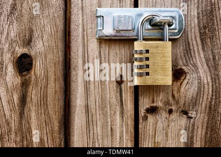 Serrure à combinaison cadenas, sur la porte en bois, close-up, Majorque, Espagne Banque D'Images