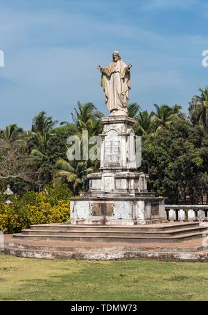 Statue du Sacré-Cœur de Jésus en face de la Cathédrale Se, Old Goa, Inde Banque D'Images