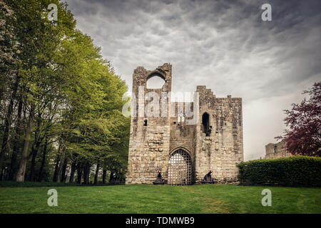 Les nuages de tempête sombre recueillir plus de la spectaculaire ruines des fortifications médiévales de l'Etal Castle dans le Northumberland, Angleterre Banque D'Images