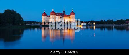 Château de Moritzburg illuminée au crépuscule, de l'eau reflet dans le lac, Saxe, Allemagne Banque D'Images