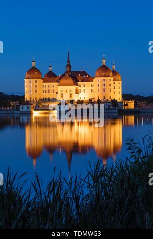 Château de Moritzburg illuminée au crépuscule, de l'eau reflet dans le lac, Saxe, Allemagne Banque D'Images