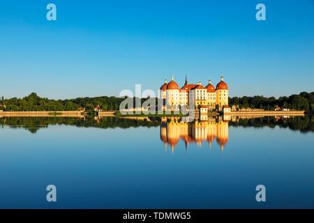 Château de Moritzburg, reflet de l'eau dans le lac, Saxe, Allemagne Banque D'Images