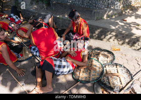 /DENPASAR BALI - 15 juin 2019 : l'Gebug Ende Karangasem dancers sont posés sur le trottoir, attendant leur tour d'exécuter à l'ouverture de la BAL Banque D'Images