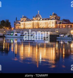 Vue sur l'Elbe à l'art Academy et la terrasse de Bruhl, crépuscule, Dresde, Saxe, Allemagne Banque D'Images