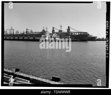 PIER 4, l'ANGLE NORD-EST, À PARTIR DE LA PARTIE OUEST DE L'AMÉRIQUE DU QUAI, À L'ENSEMBLE DU SUD-EST DES ZONES DE MOUILLAGE, avec SIGNAL TOWER AU CENTRE. - Centre d'approvisionnement naval d'Oakland, des piliers 4 et 5, des piliers 4 et 5, Oakland, Alameda County, CA Banque D'Images