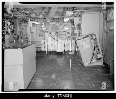 Maison de pilotage - PORT À LA BARRE À tribord montrant, MOTEUR ARRÊTÉ, télégraphe, INDICATEUR DE VITESSE à l'arrière de l'avant et répétiteur répétiteur. - U.S.S. HORNET, le chantier naval de Puget Sound, Sinclair Inlet, Bremerton, WA, du comté de Kitsap ; Newport News Shipbuilding and Drydock ; Maul, David, émetteur Banque D'Images