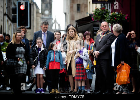 Princesse Béatrice marche le long de la Royal Mile d'Édimbourg, avec les enfants de l'hôpital pour enfants de l'Ecosse comme organismes de bienfaisance elle prend part à l'OOR Wullie's grand seau sentier jusqu'à trouver l'un de plusieurs sculptures grandeur nature du personnage de bande dessinée préféré sur un sentier d'art public dans la ville. Banque D'Images