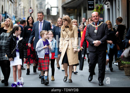 Princesse Béatrice marche le long de la Royal Mile d'Édimbourg, avec les enfants de l'hôpital pour enfants de l'Ecosse comme organismes de bienfaisance elle prend part à l'OOR Wullie's grand seau sentier jusqu'à trouver l'un de plusieurs sculptures grandeur nature du personnage de bande dessinée préféré sur un sentier d'art public dans la ville. Banque D'Images