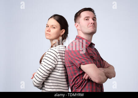 Jeune couple européen contre l'arrière-plan gris blanc Banque D'Images
