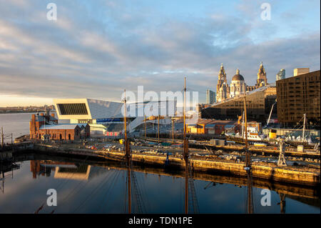 Front de mer de Liverpool, depuis les fenêtres du Musée Maritime de l'hiver soleil montrant une partie de l'Albert Dock, Musée de Liverpool, célèbre Li Banque D'Images