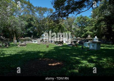 Tombes dans un vieux cimetière protestant à George Town, Penang, Malaisie. Banque D'Images