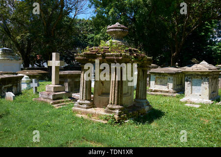 Tombes dans un vieux cimetière protestant à George Town, Penang, Malaisie. Banque D'Images