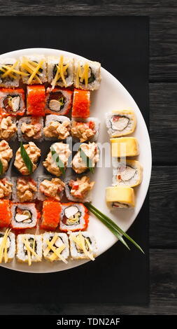 Ensemble de sushi pour deux avec des baguettes sur fond de bois rustique Banque D'Images
