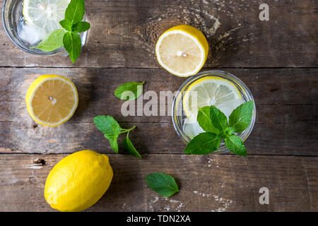 Limonade Fraîche. Couper le citron et feuilles de menthe verte, un verre de limonade, eau detox Banque D'Images