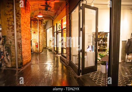 New York, Chelsea Market. Vue de l'intérieur, le hall principal et allumé les entrées de magasin Banque D'Images