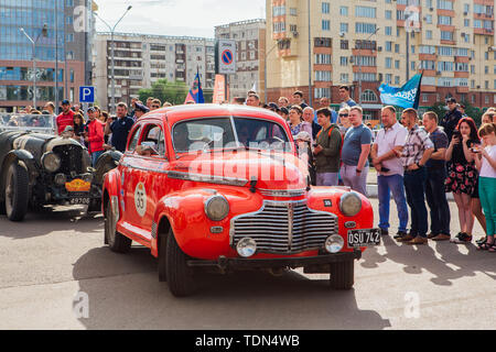 Krasnoyarsk, Russie, 13 juin 2019 : La 7e Pékin à Paris Motor Challenge 2019. Coupé 1941 Ford Super Deluxe de quitter la ville et aller à Banque D'Images