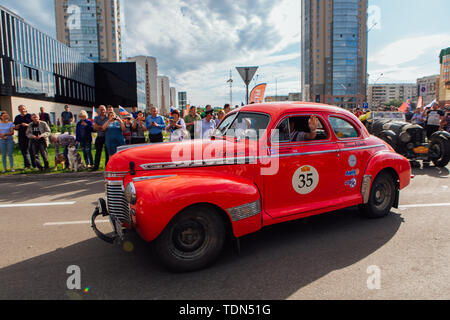 Krasnoyarsk, Russie, 13 juin 2019 : La 7e Pékin à Paris Motor Challenge 2019. Coupé 1941 Ford Super Deluxe de quitter la ville et aller à Banque D'Images