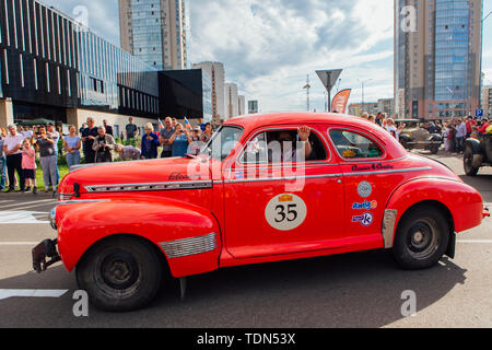 Krasnoyarsk, Russie, 13 juin 2019 : La 7e Pékin à Paris Motor Challenge 2019. Coupé 1941 Ford Super Deluxe de quitter la ville et aller à Banque D'Images