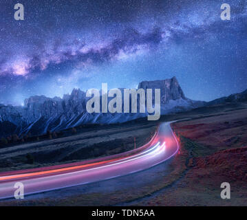 Voie Lactée sur route de montagne à nuit en été Banque D'Images