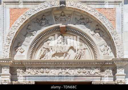 Côme, Italie - 9 mai 2015 : Le portail latéral de la cathédrale Duomo - avec le soulagement de la fuite en Egypte scène biblique. Banque D'Images