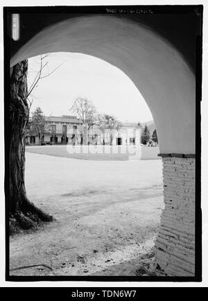 Vue en perspective de zanetta et livrée du nord-ouest par une mission arch - Zanetta House, San Juan Bautista State Historical Park, San Juan Bautista, San Benito County, Californie Banque D'Images