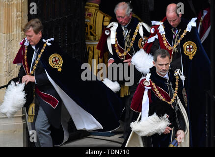 Le roi Felipe VI d'Espagne (2e à droite), le Roi Willem-Alexander des Pays-Bas (à gauche), le duc de Cambridge (à droite) et le Prince de Galles (2ème à gauche) un congé annuel après l'ordre de la Jarretière Service à la Chapelle St George, le château de Windsor. Banque D'Images