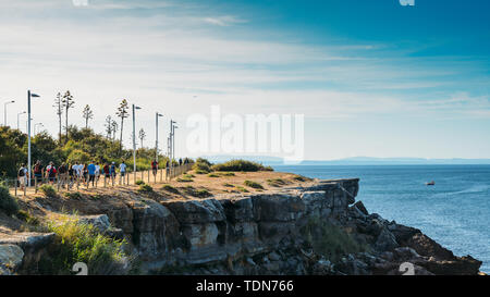 Côte du Portugal, Portugal - 10 juin 2019 : Les randonneurs sur un chemin d'étreindre d'immenses falaises surplombant l'océan Atlantique à Costa Verde près de Lisbonne, Portugal Banque D'Images