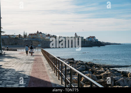 Cascais, Portugal - 10 juin 2019 : Promenade le long de belles plages de Cascais. Les habitants et les touristes à la marche et faire par le beau temps chaud Banque D'Images