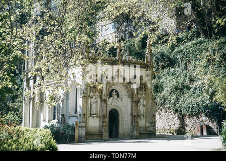 Entrée de l'ancienne église maçonnique souterrain à Sintra à Lisbonne au Portugal. Chapelle de la Regaleira Banque D'Images