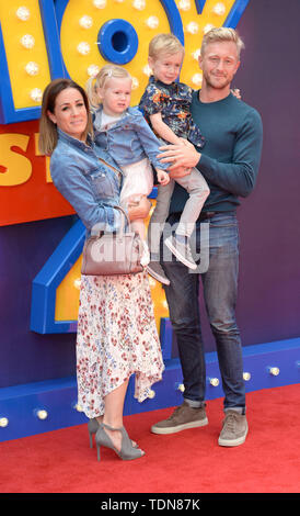 La photo doit être crédité ©Presse Alpha 078237 16/06/2019 Natalie Pinkham et Mari Owain Walbyoff avec fille Willow et son fils Wilfred Toy Story 4 première Européenne à Leicester Square Londres Banque D'Images