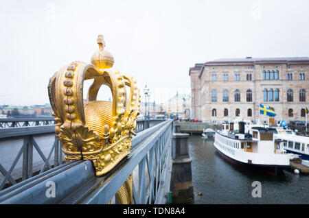 De couleur or couronne royale sur le pont entre Ostermalm Skeppsholmen Skeppsholmsbron et districts dans le centre de Stockholm, en Suède. Banque D'Images