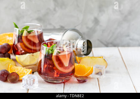 La sangria et les ingrédients dans les verres sur fond de bois Banque D'Images