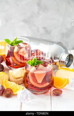 La sangria et les ingrédients dans les verres sur fond de bois Banque D'Images