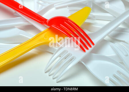 Plastikmesser Plastikbesteck, Plastik,,, Plastikgabel Plastikartikel Banque D'Images