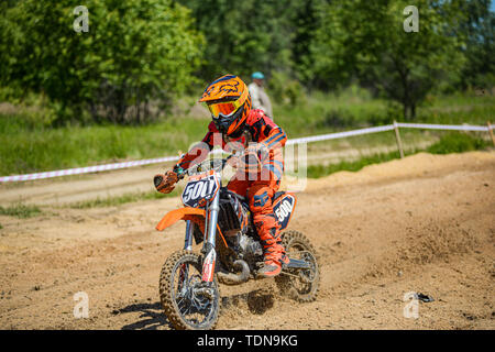 KHABAROVSK, RUSSIE - 16 juin 2019 : Racer sur l'enfant participe au moto-cross cross-country en vol, sauts et prend son envol sur un tremplin Banque D'Images