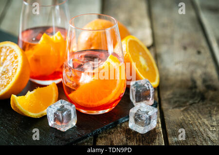 Aperol et ingrédients des boissons sur fond de bois Banque D'Images